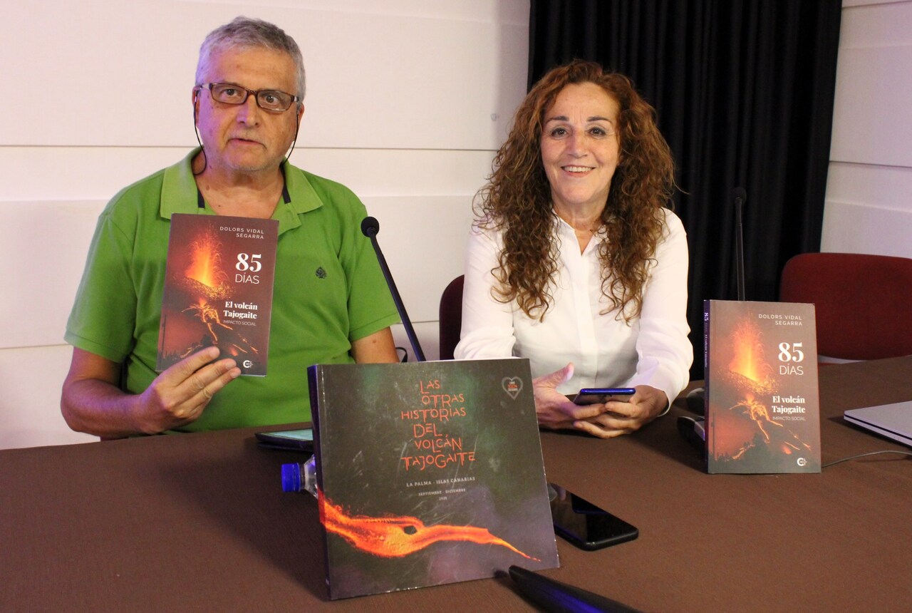 Dolors Vidal, junto a Francisco Pulido, en la presentación del libro en Los Llanos de Aridane.