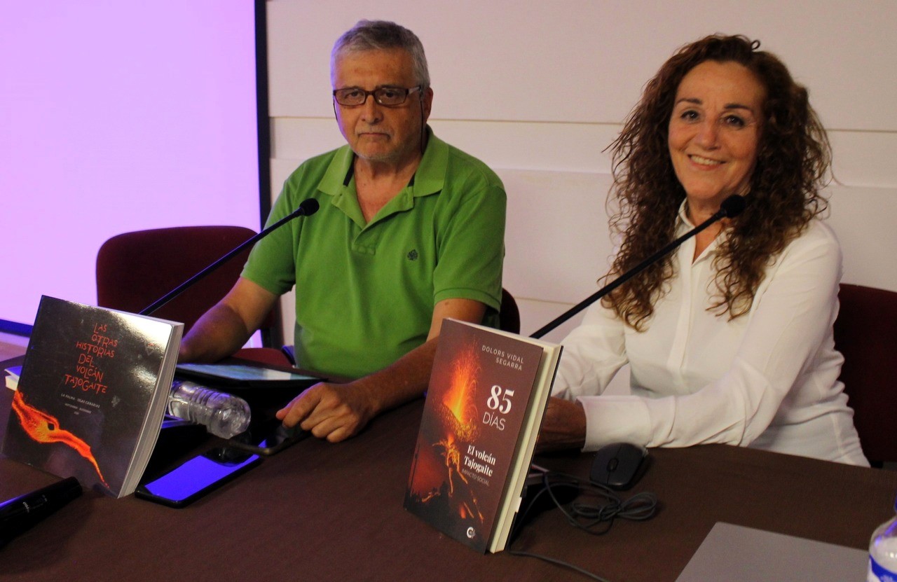 Dolors Vidal, junto a Francisco Pulido, en la presentación del libro en Los Llanos de Aridane.